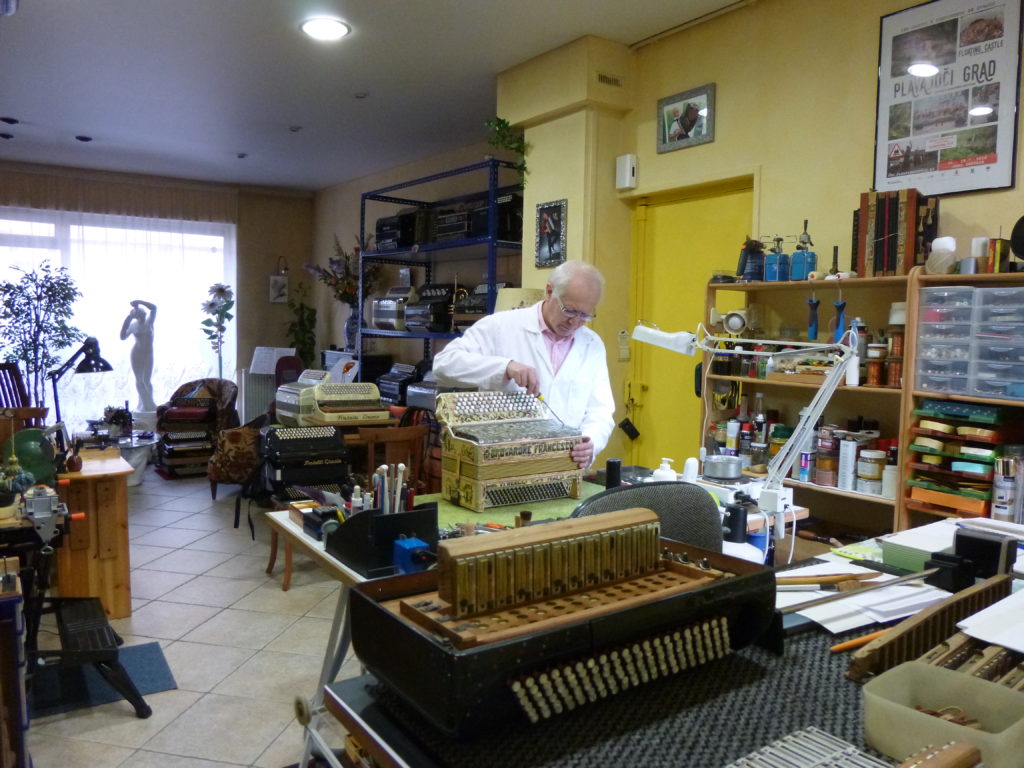 Vue de l'atelier de l'accordéon